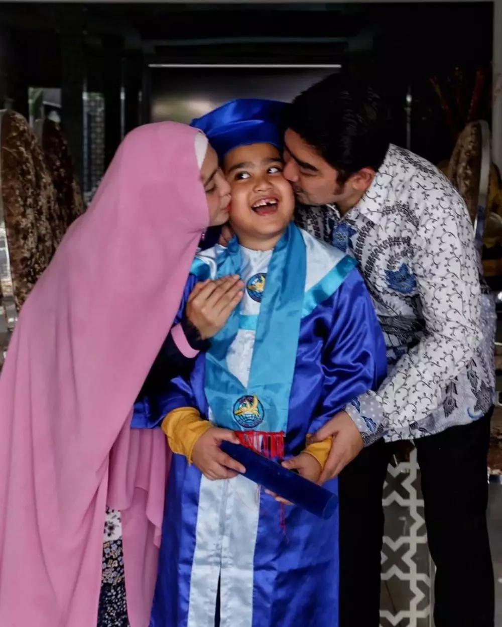 Momen seleb antar anak ke pesantren © 2021 brilio.net Momen seleb antar anak ke pesantren © 2021 brilio.net