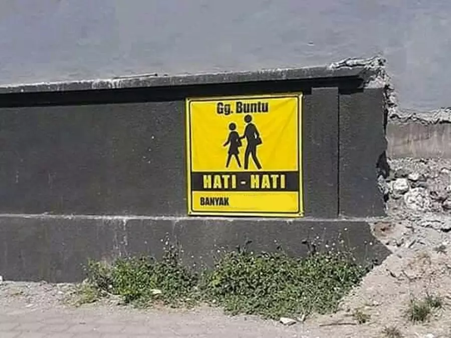 tulisan nanggung di tempat umum © Berbagai Sumber
