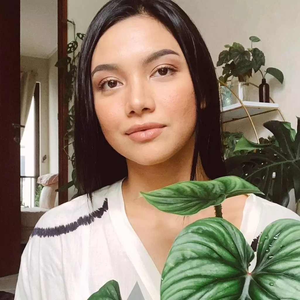 9 Penampakan kebun dalam rumah Angela Gilsha, asri dan bikin nyaman