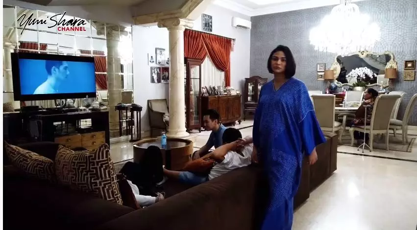 momen yuni shara buka puasa dengan keluarga besar © YouTube