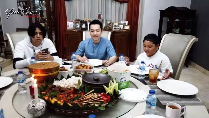 momen yuni shara buka puasa dengan keluarga besar © YouTube