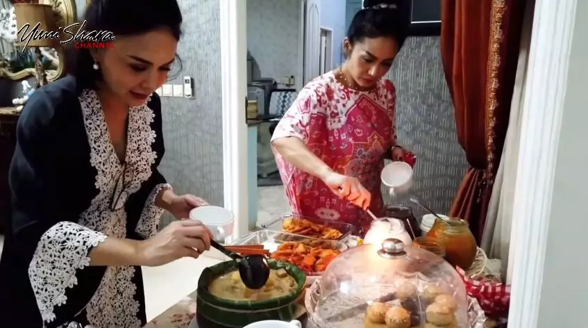 momen yuni shara buka puasa dengan keluarga besar © YouTube