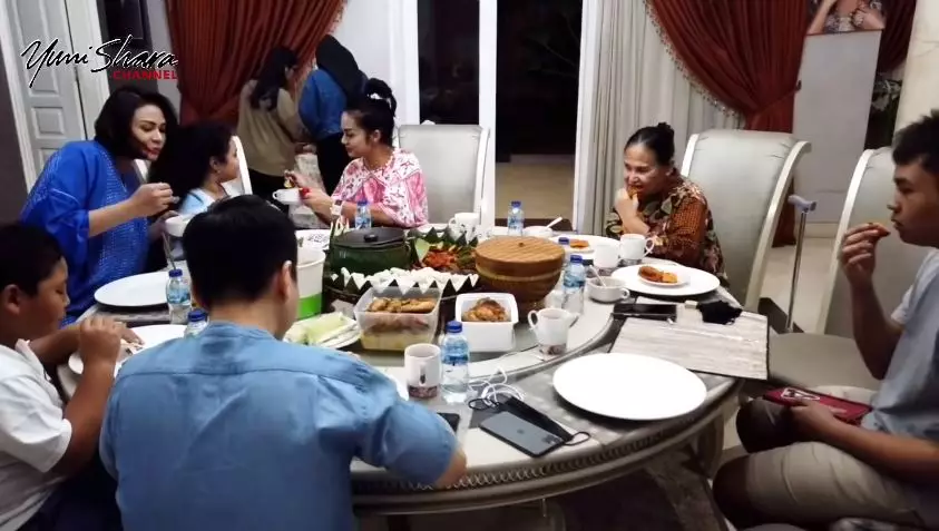 momen yuni shara buka puasa dengan keluarga besar © YouTube