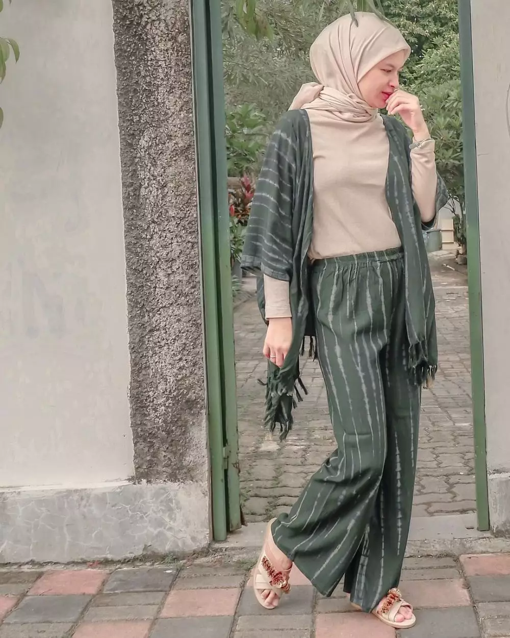 Gaya OOTD Zhi Alatas saat hamil © 2021 brilio.net Gaya OOTD Zhi Alatas saat hamil © 2021 brilio.net