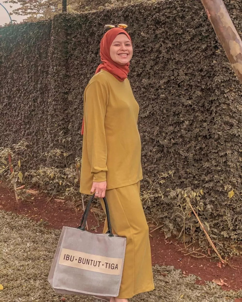 Gaya OOTD Zhi Alatas saat hamil © 2021 brilio.net Gaya OOTD Zhi Alatas saat hamil © 2021 brilio.net