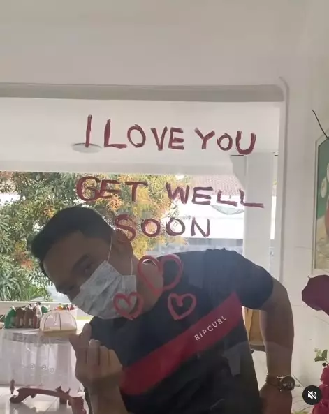 Momen manis Ridwan Kamil dan istri dari berbagai sumber