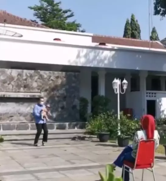 Momen manis Ridwan Kamil dan istri dari berbagai sumber