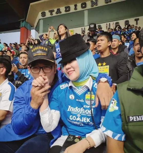 Momen manis Ridwan Kamil dan istri dari berbagai sumber
