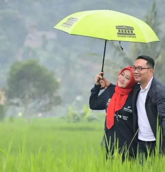 Momen manis Ridwan Kamil dan istri dari berbagai sumber