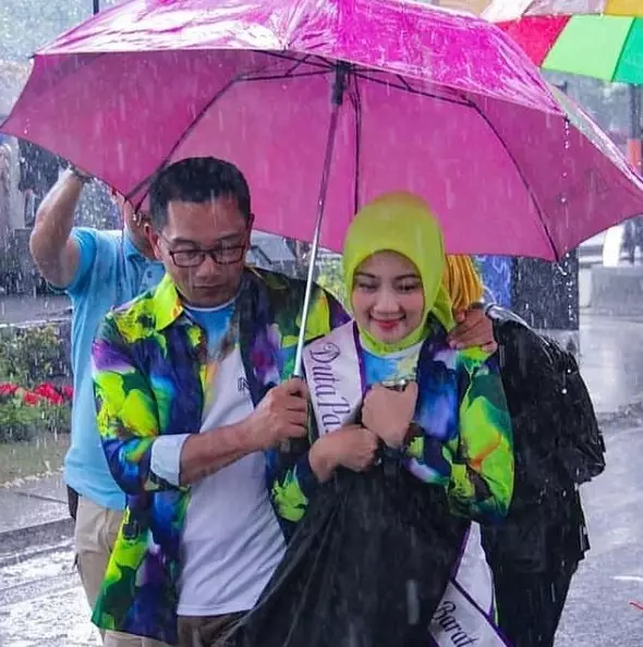 Momen manis Ridwan Kamil dan istri dari berbagai sumber