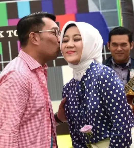 Momen manis Ridwan Kamil dan istri dari berbagai sumber