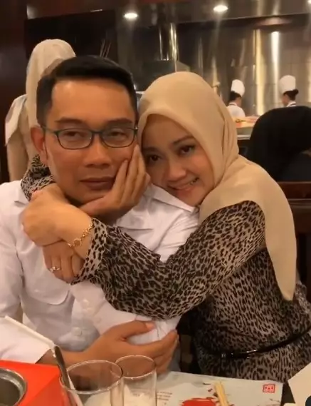 Momen manis Ridwan Kamil dan istri dari berbagai sumber