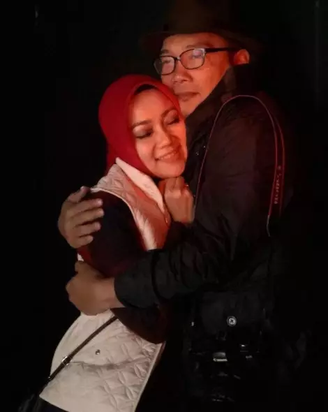 Momen manis Ridwan Kamil dan istri dari berbagai sumber