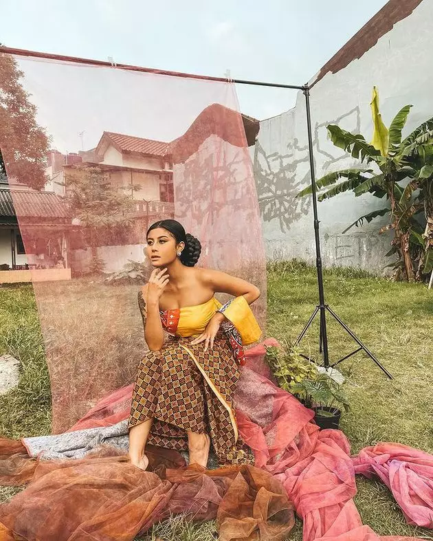 pemotretan awkarin pakai kebaya © Instagram