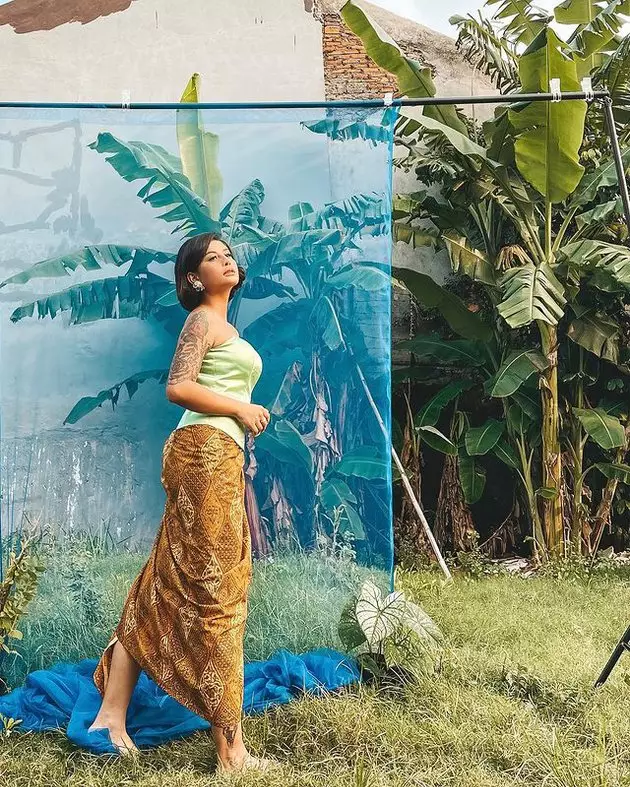 pemotretan awkarin pakai kebaya © Instagram