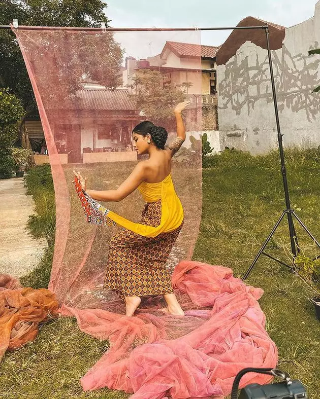 pemotretan awkarin pakai kebaya © Instagram