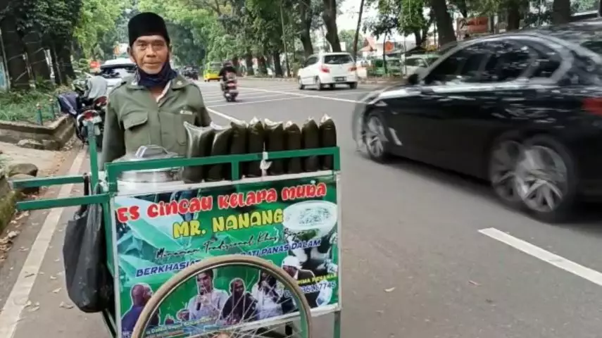 penjual es fasih 4 bahasa © YouTube