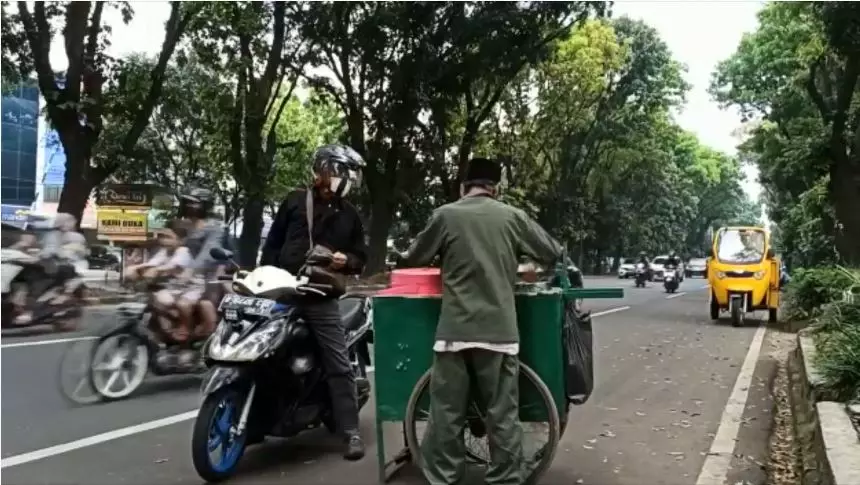 penjual es fasih 4 bahasa © YouTube