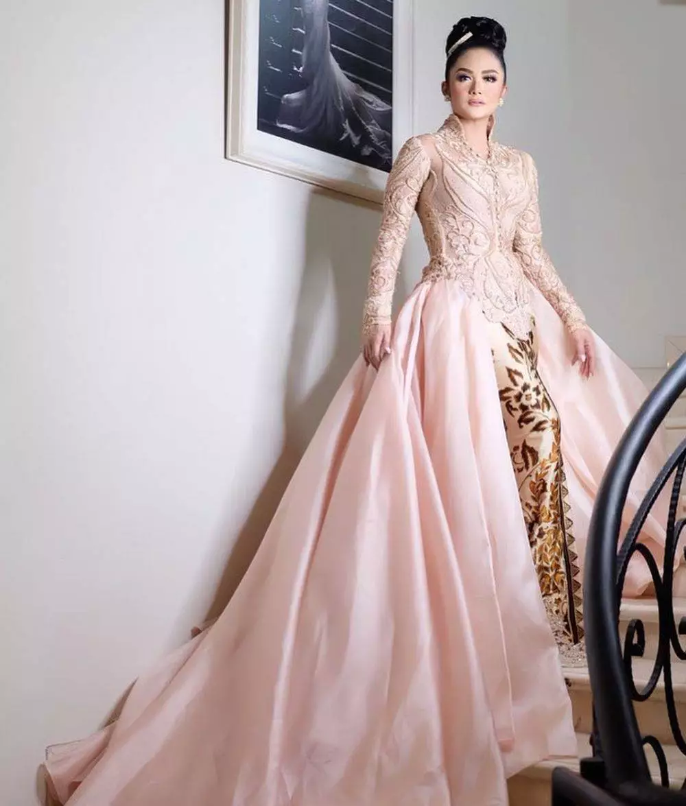 beda gaya ashanty dan krisdayanti pakai kebaya © instagram beda gaya ashanty dan krisdayanti pakai kebaya © instagram