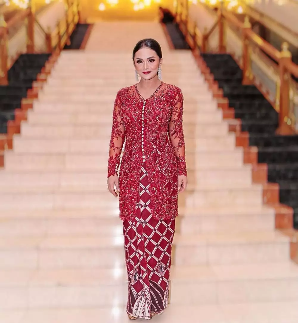 beda gaya ashanty dan krisdayanti pakai kebaya © instagram beda gaya ashanty dan krisdayanti pakai kebaya © instagram