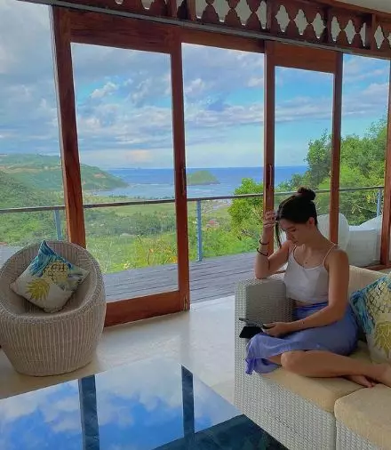 Potret Cassandra Lee liburan ke Lombok © Instagram/@cassandraslee