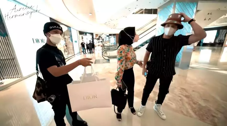 Momen Atta Aurel ngabuburit © 2021 brilio.net