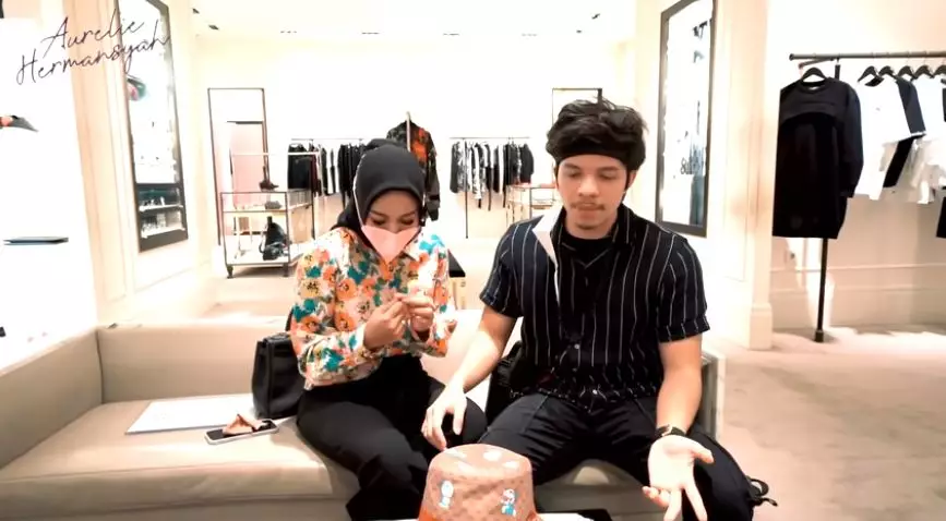 Momen Atta Aurel ngabuburit © 2021 brilio.net