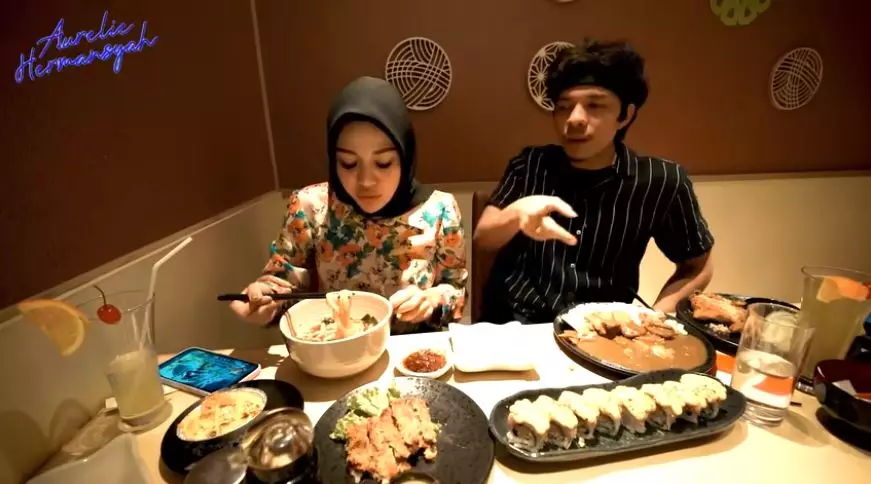 Momen Atta Aurel ngabuburit © 2021 brilio.net