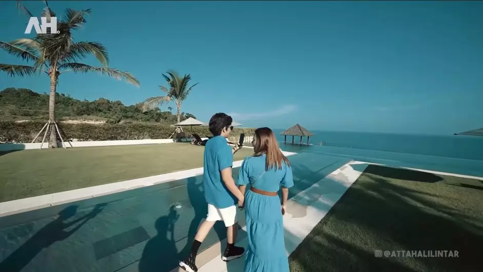 vila resepsi atta aurel © YouTube vila resepsi atta aurel © YouTube