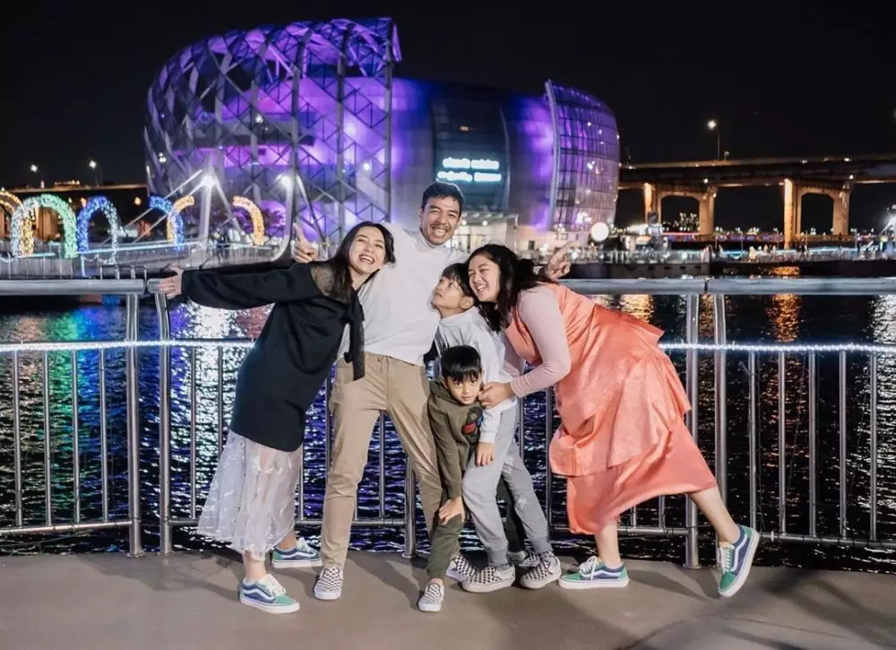 Momen kompak Hesti Purwadinata © berbagai sumber Momen kompak Hesti Purwadinata © berbagai sumber