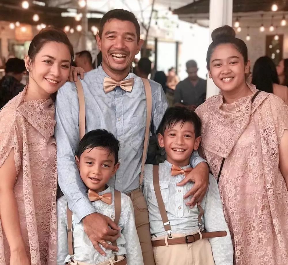 Momen kompak Hesti Purwadinata © berbagai sumber Momen kompak Hesti Purwadinata © berbagai sumber