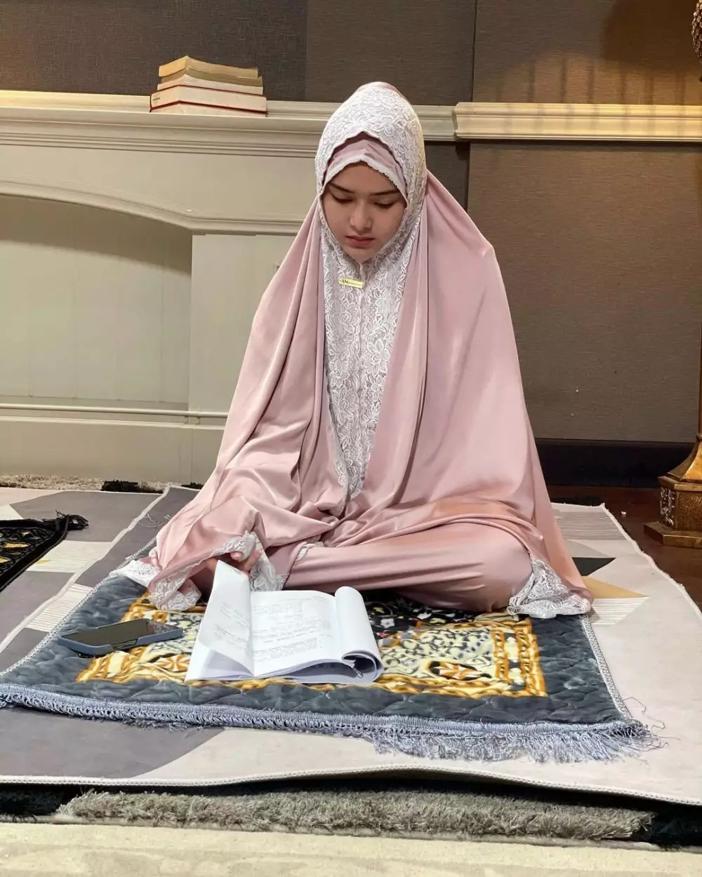 Amanda Manopo dan Glenca Chysara berhijab © 2021 brilio.net