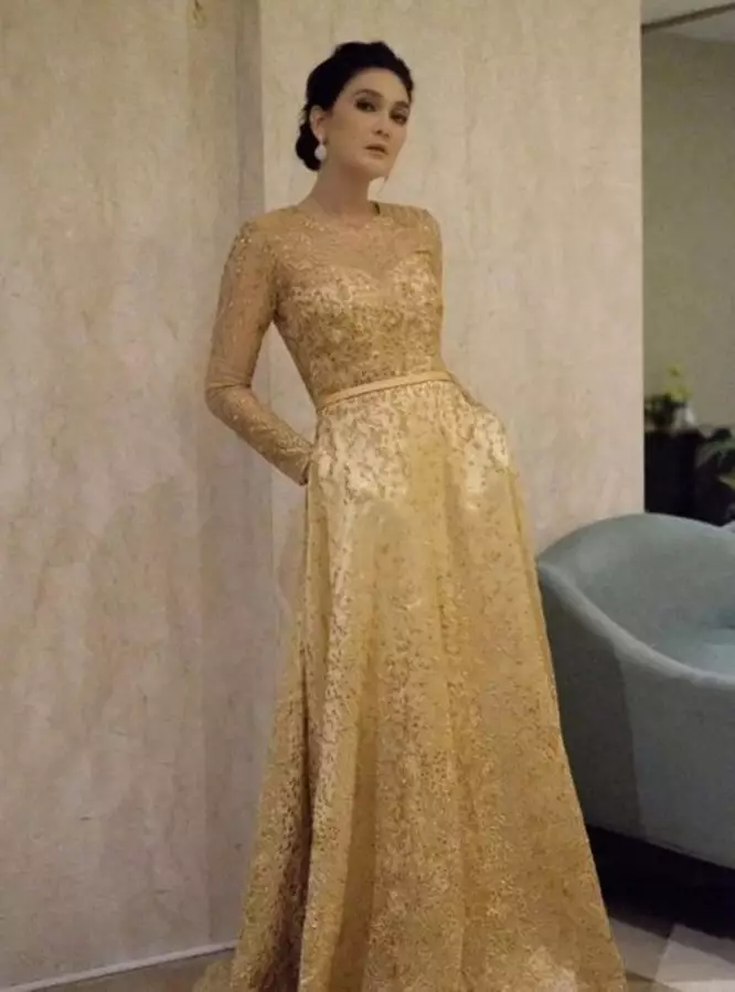 beda gaya Syahrini dan Luna Maya kondangan © 2021 brilio.net beda gaya Syahrini dan Luna Maya kondangan © 2021 brilio.net