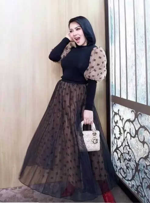 beda gaya Syahrini dan Luna Maya kondangan © 2021 brilio.net beda gaya Syahrini dan Luna Maya kondangan © 2021 brilio.net