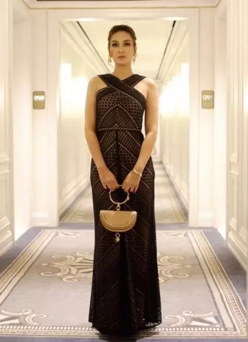 beda gaya Syahrini dan Luna Maya kondangan © 2021 brilio.net beda gaya Syahrini dan Luna Maya kondangan © 2021 brilio.net