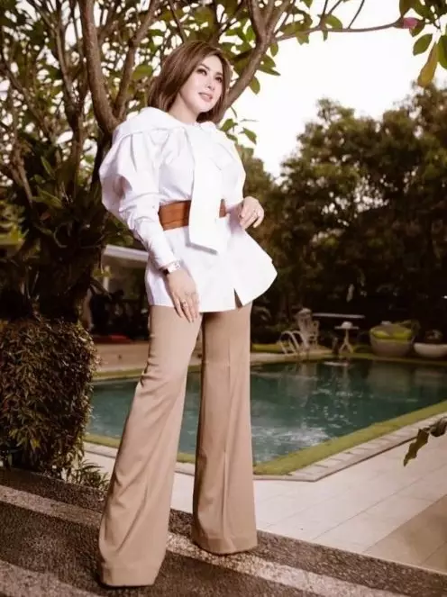 beda gaya Syahrini dan Luna Maya kondangan © 2021 brilio.net beda gaya Syahrini dan Luna Maya kondangan © 2021 brilio.net