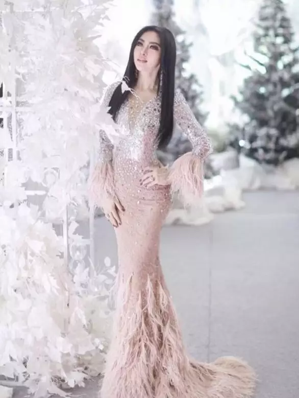 beda gaya Syahrini dan Luna Maya kondangan © 2021 brilio.net beda gaya Syahrini dan Luna Maya kondangan © 2021 brilio.net