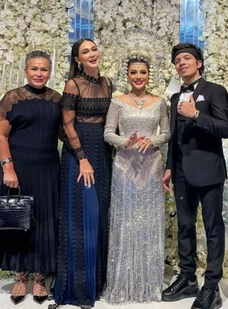 beda gaya Syahrini dan Luna Maya kondangan © 2021 brilio.net beda gaya Syahrini dan Luna Maya kondangan © 2021 brilio.net