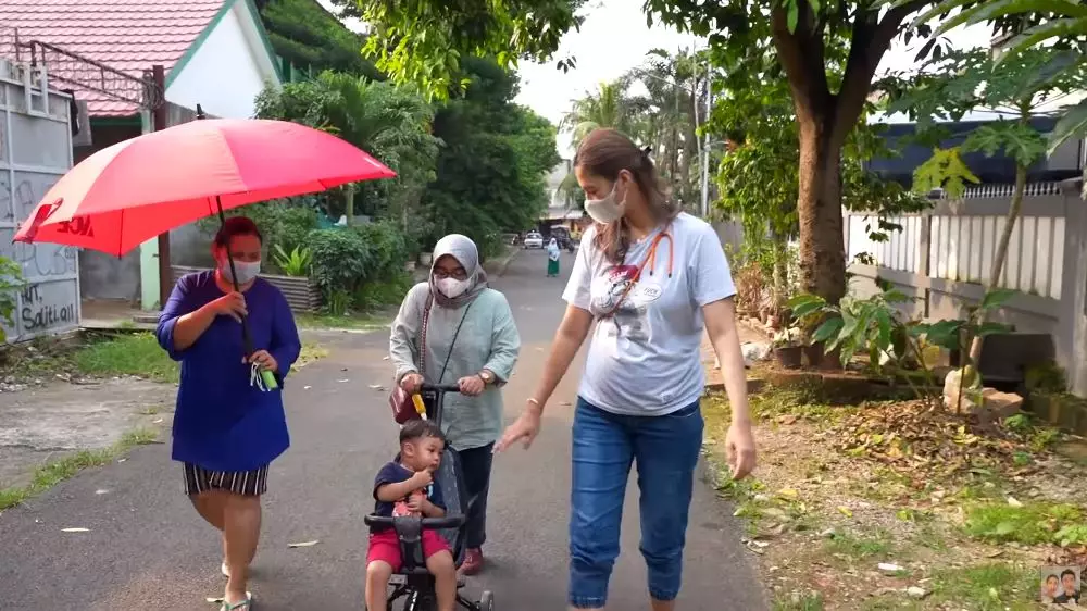 Paula bagi-bagi takjil © YouTube Paula bagi-bagi takjil © YouTube
