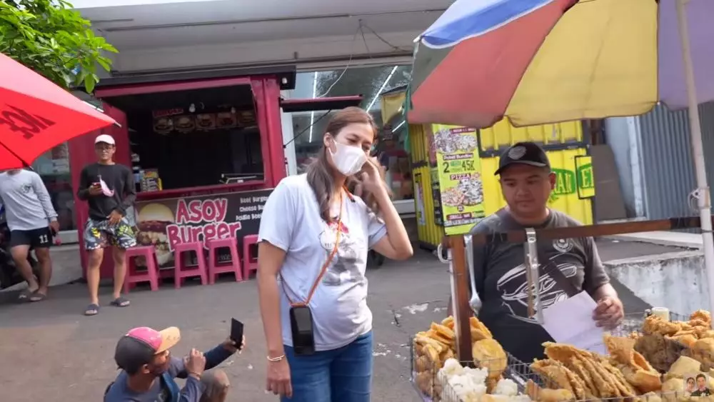 Paula bagi-bagi takjil © YouTube Paula bagi-bagi takjil © YouTube