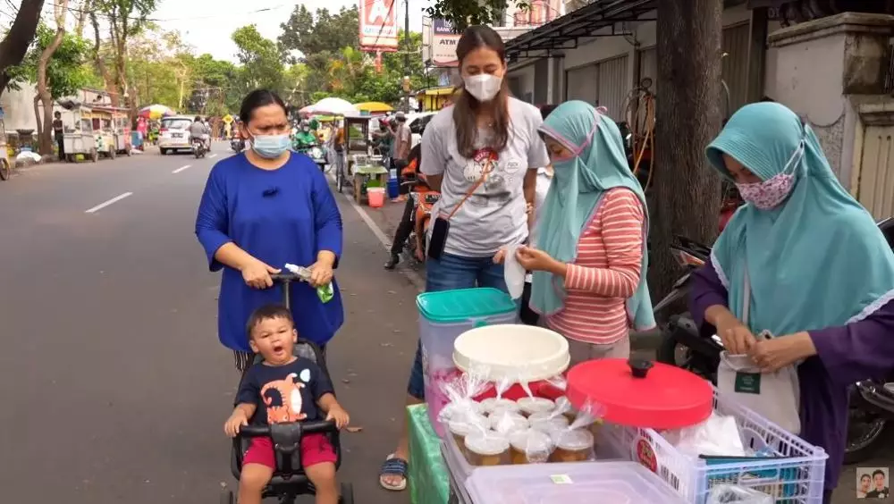 Paula bagi-bagi takjil © YouTube Paula bagi-bagi takjil © YouTube