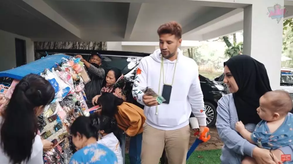 Ammar Zoni borong mainan © YouTube