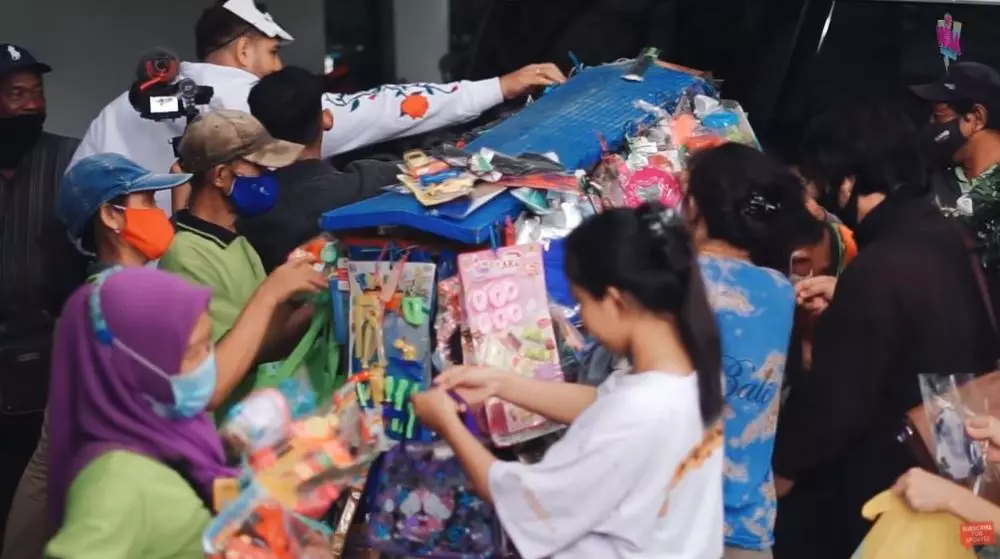 Ammar Zoni borong mainan © YouTube