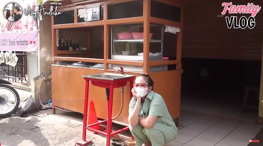 Ussy beli makanan warung kaki lima © 2021 brilio.net