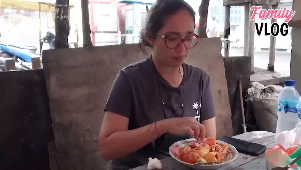 Ussy beli makanan warung kaki lima © 2021 brilio.net