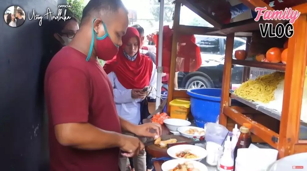 Ussy beli makanan warung kaki lima © 2021 brilio.net