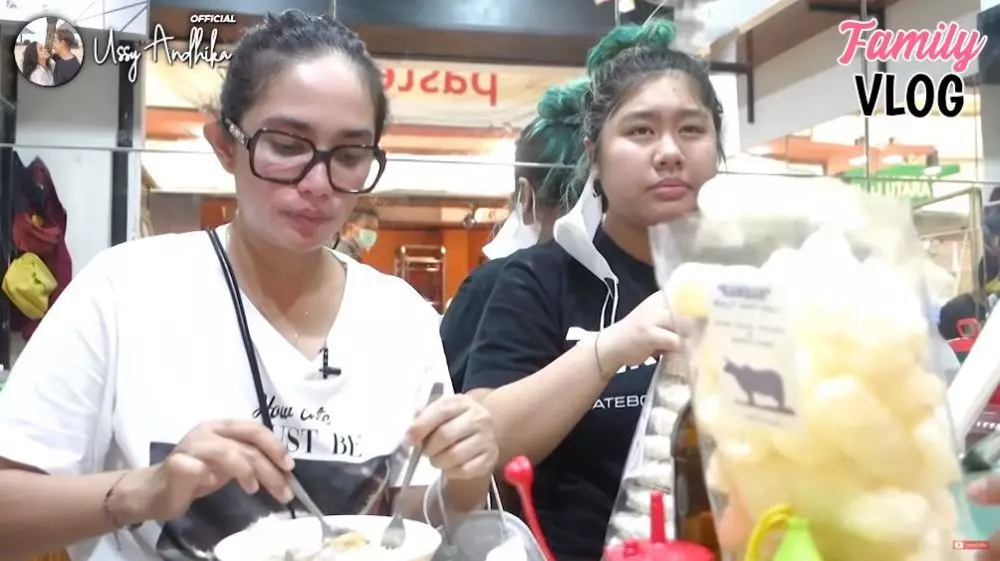 Ussy beli makanan warung kaki lima © 2021 brilio.net