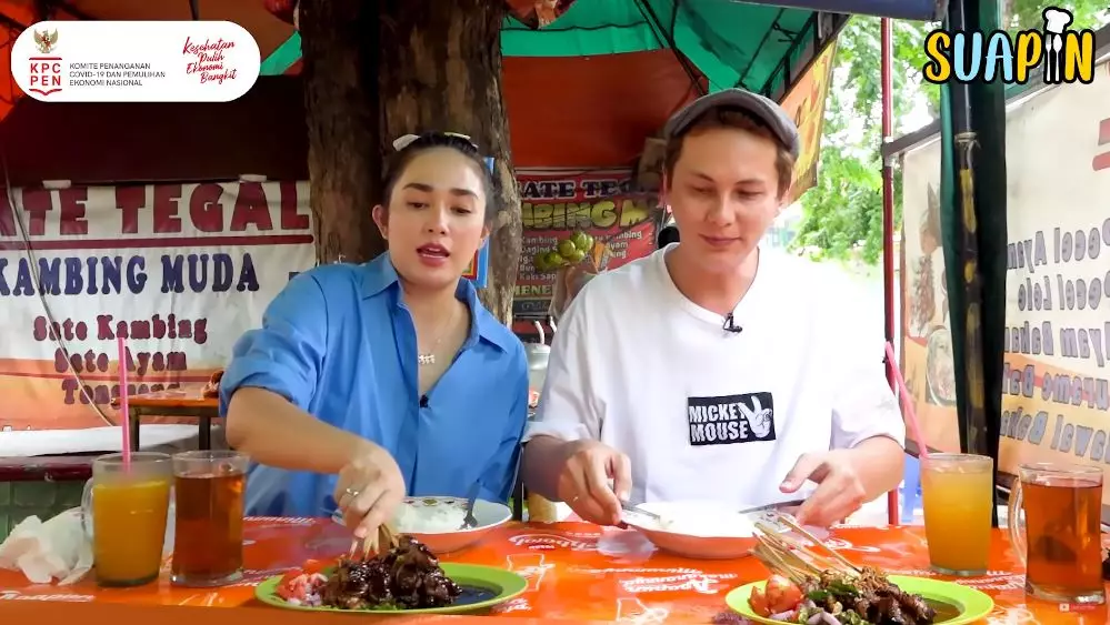 Ussy beli makanan warung kaki lima © 2021 brilio.net