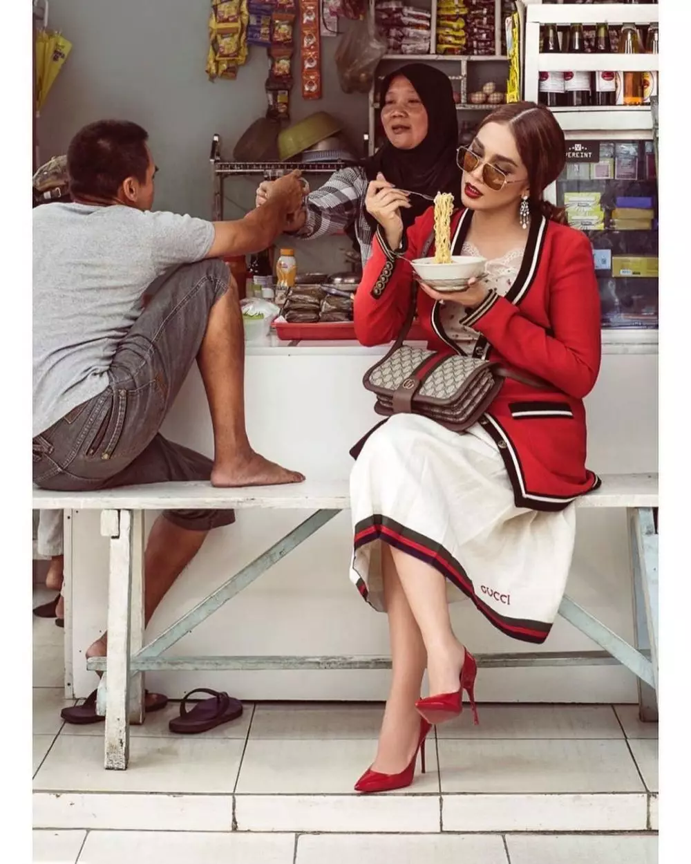 Ussy beli makanan warung kaki lima © 2021 brilio.net