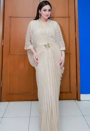 Potret Celine Evangelista pakai kaftan © Instagram/@celine_evangelista